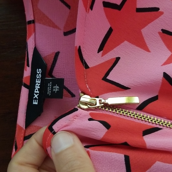 NWOT Express Silky Zip Front Gramercy Tee Pink and Red Stars, XS - Picture 3 of 3